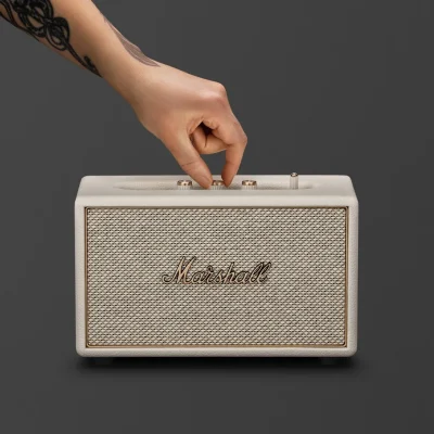 Marshall Acton IV Cream, tay chỉnh nút Bass trên mặt điều khiển đồng vàng