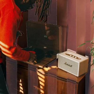 Marshall Acton IV Cream đặt cạnh máy quay đĩa trong phòng nghe retro
