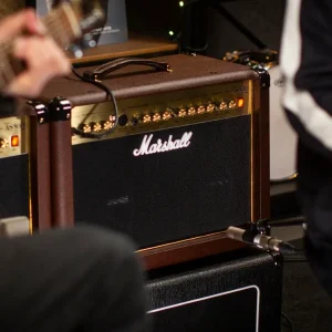 Marshall AS50D Acoustic Amp trên sân khấu nhỏ với guitar acoustic