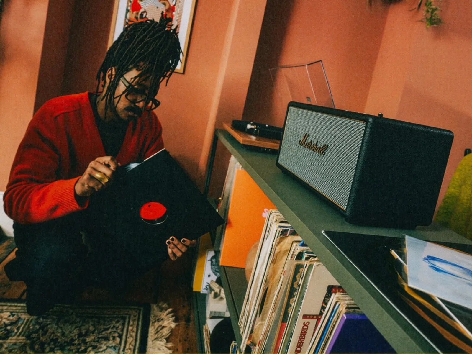 Marshall Stanmore IV đen trên kệ cạnh bộ sưu tập vinyl và mâm đĩa than