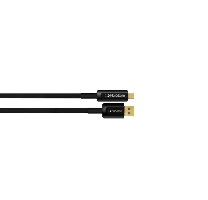 Cận cảnh jack NorStone Arran USB Type-A và Type-B mạ vàng, thân đen mờ logo NorStone