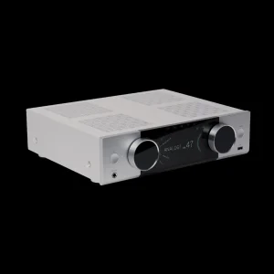 Góc cao ampli Onkyo Muse Y-40 bạc với lưới tản nhiệt và màn hình kỹ thuật số