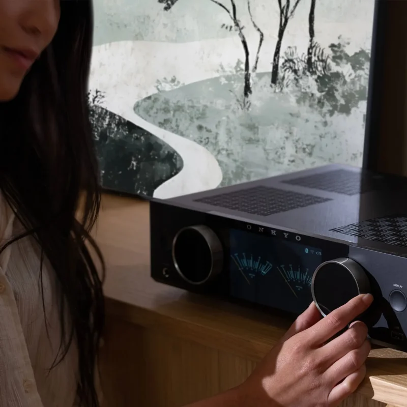 Tay chỉnh núm volume Onkyo Muse Y-40 đen với đồng hồ VU trên kệ gỗ