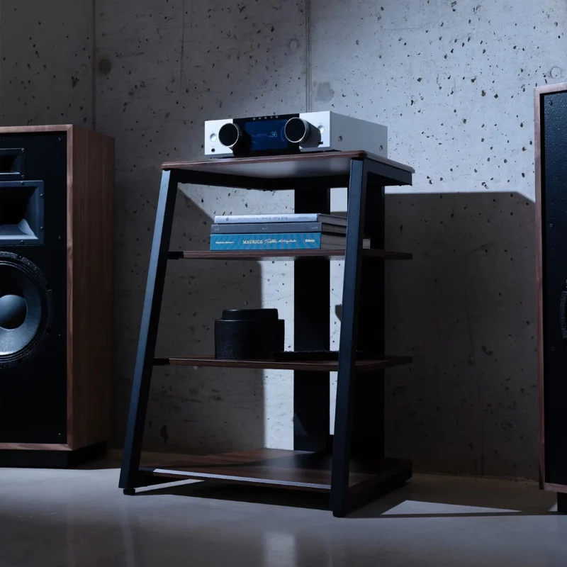 Onkyo Muse Y-40 bạc trên kệ audio giữa hai loa floor-standing tường bê tông