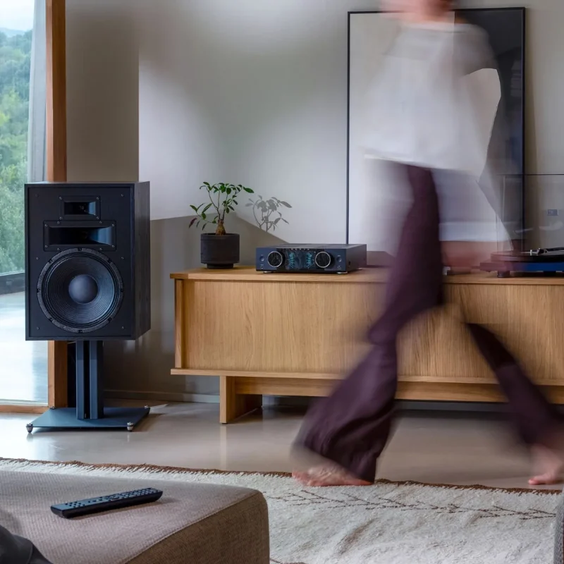 Onkyo Muse Y-40 trong phòng khách hiện đại với loa, đĩa than và ánh sáng tự nhiên