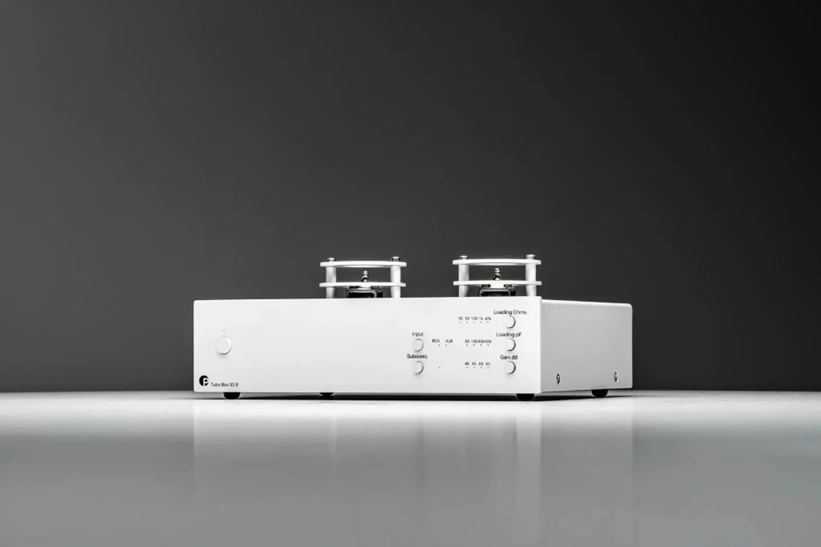 Pro-Ject Tube Box S3 B phono preamp bạc, hai ống đèn và bảng điều khiển mặt trước