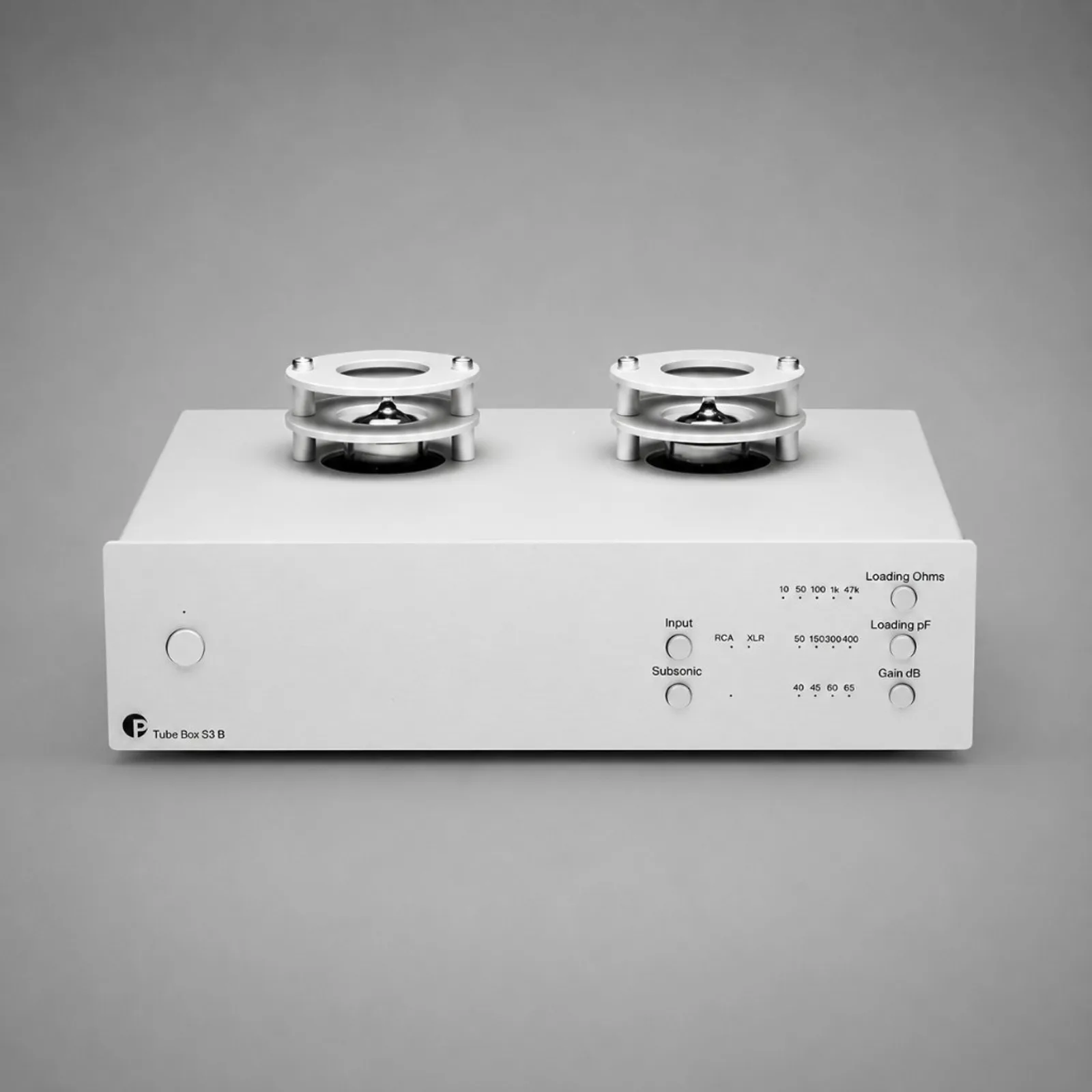 Mặt trước Pro-Ject Tube Box S3 B bạc, hai ống đèn và nút điều chỉnh gain, loading