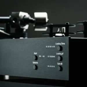 Cận cảnh Pro-Ject Tube Box S3 B đen với ống đèn và bảng điều khiển phono
