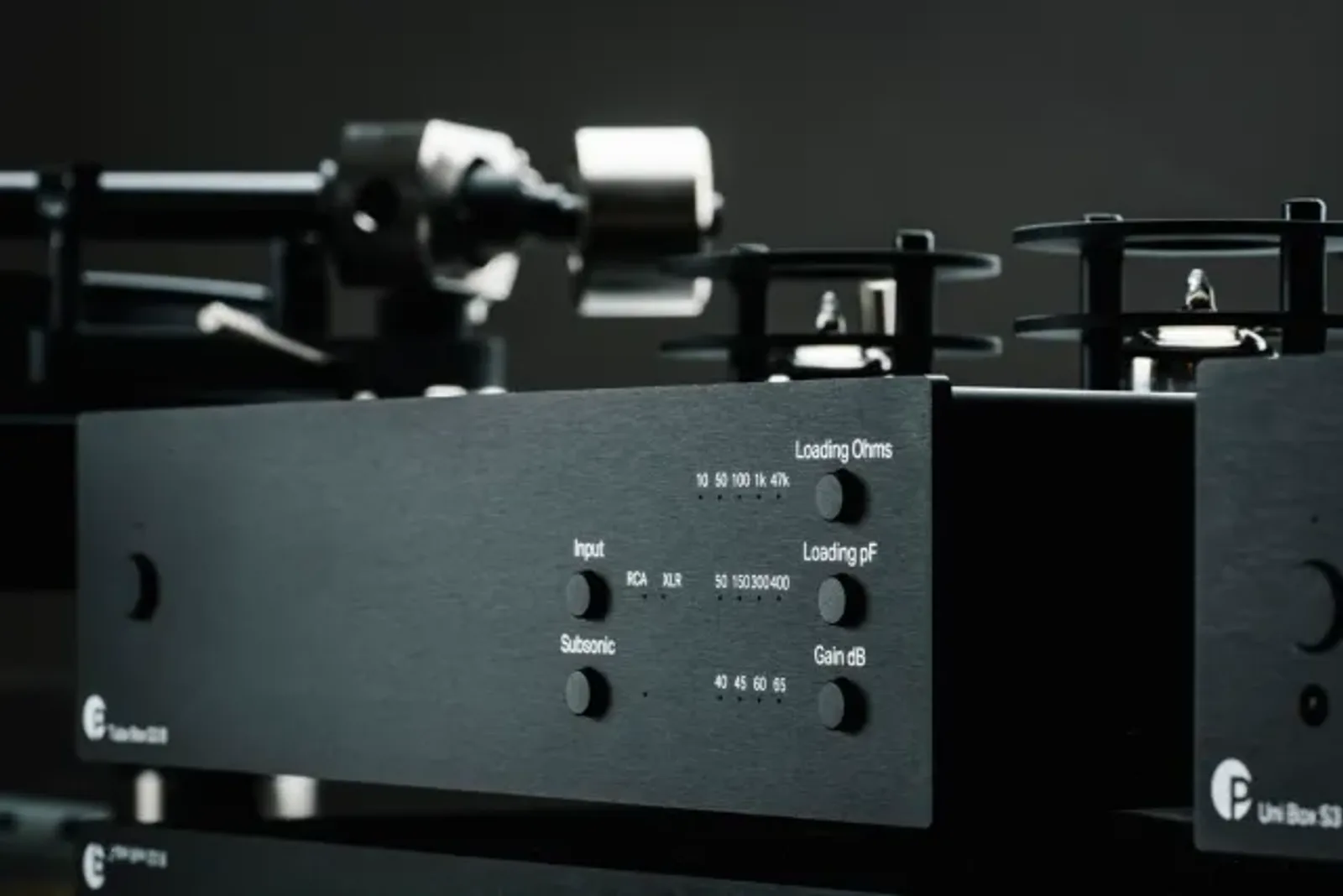 Cận cảnh Pro-Ject Tube Box S3 B đen với ống đèn và bảng điều khiển phono