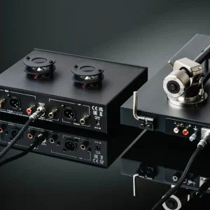 Mặt sau Pro-Ject Tube Box S3 B đen với cổng XLR, RCA và kết nối đĩa than