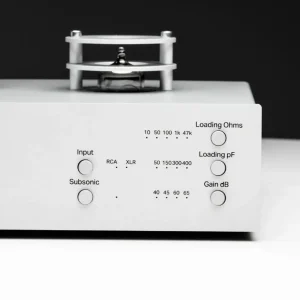 Cận cảnh mặt trước Pro-Ject Tube Box S3 B, nút Input, Subsonic, Loading và Gain