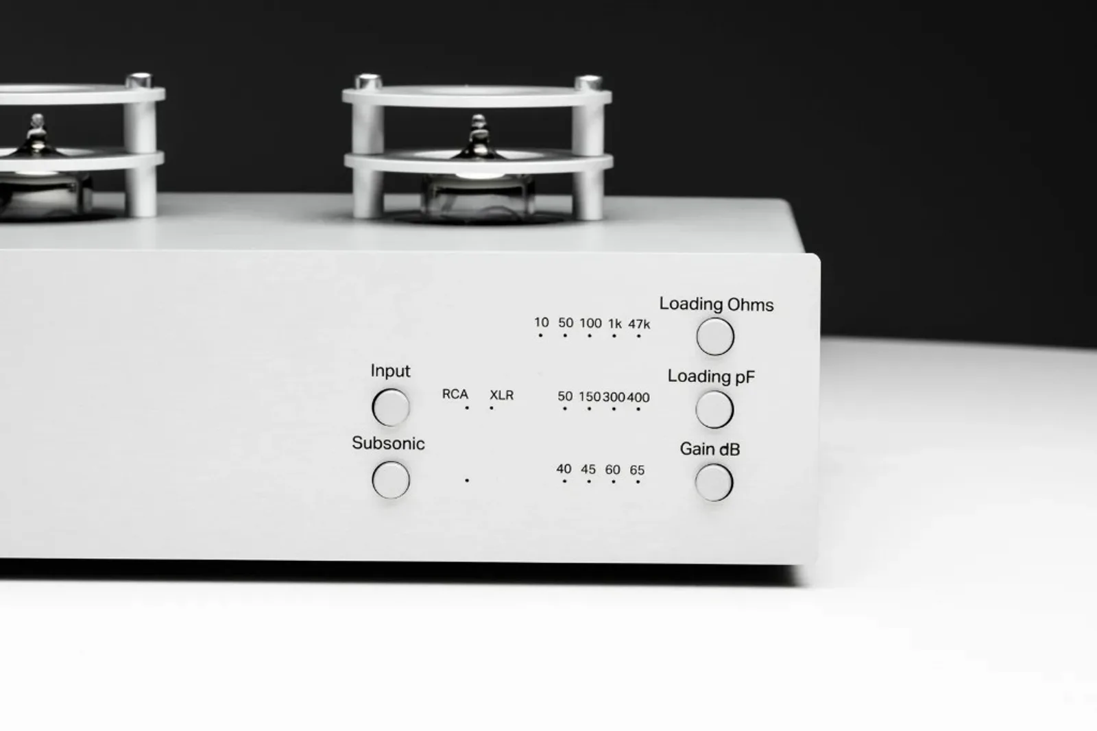 Cận cảnh mặt trước Pro-Ject Tube Box S3 B, nút Input, Subsonic, Loading và Gain