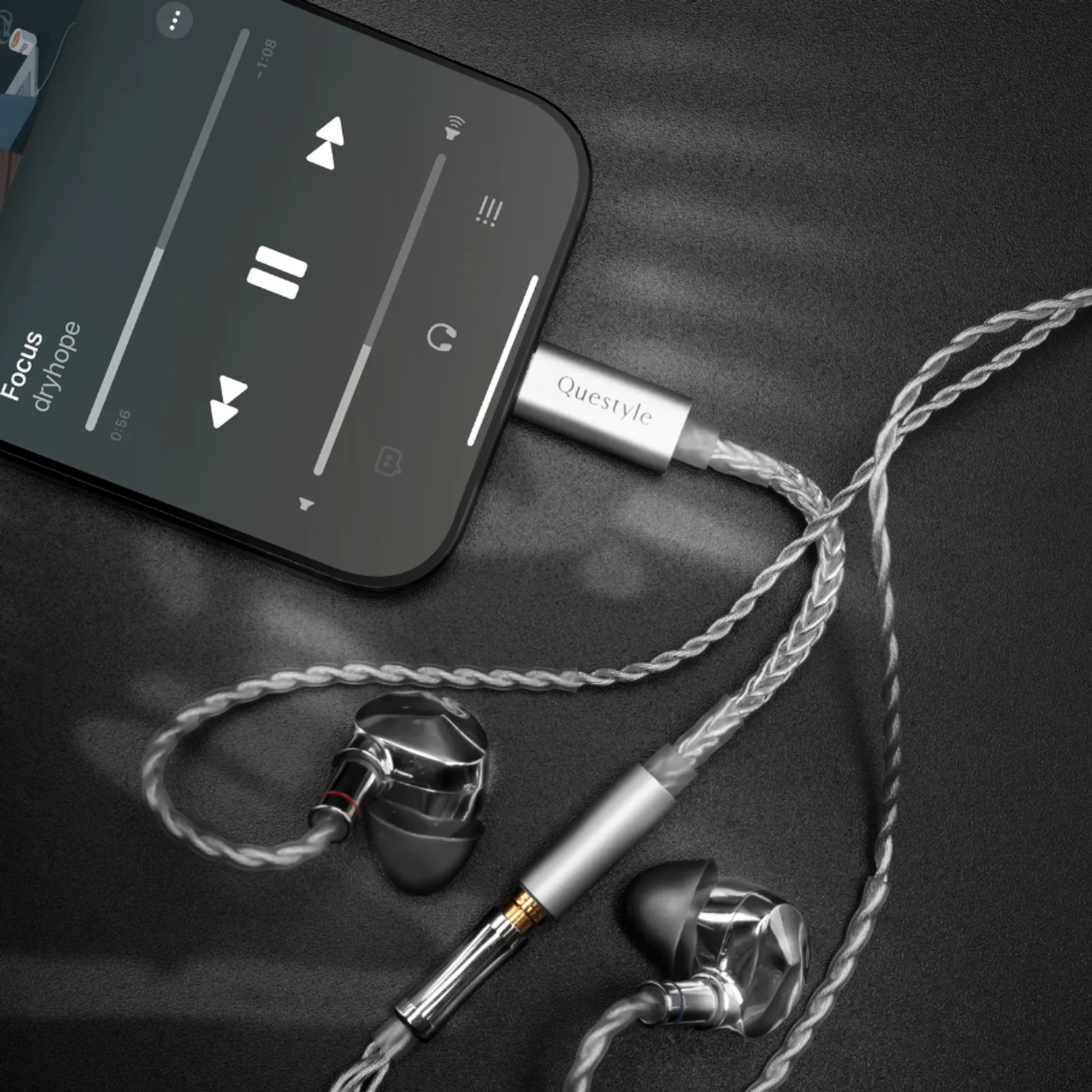 Questyle Qlink-C cắm USB-C vào điện thoại, kết nối tai nghe IEM mạ bạc trên nền da đen