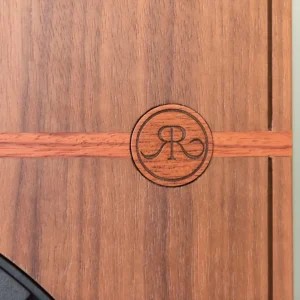 Chi tiết inlay gỗ và logo tròn Revival Audio trên thùng ATALANTE 5