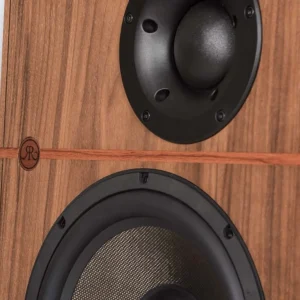 Chi tiết logo Revival Audio trên góc loa ATALANTE 5 vỏ walnut
