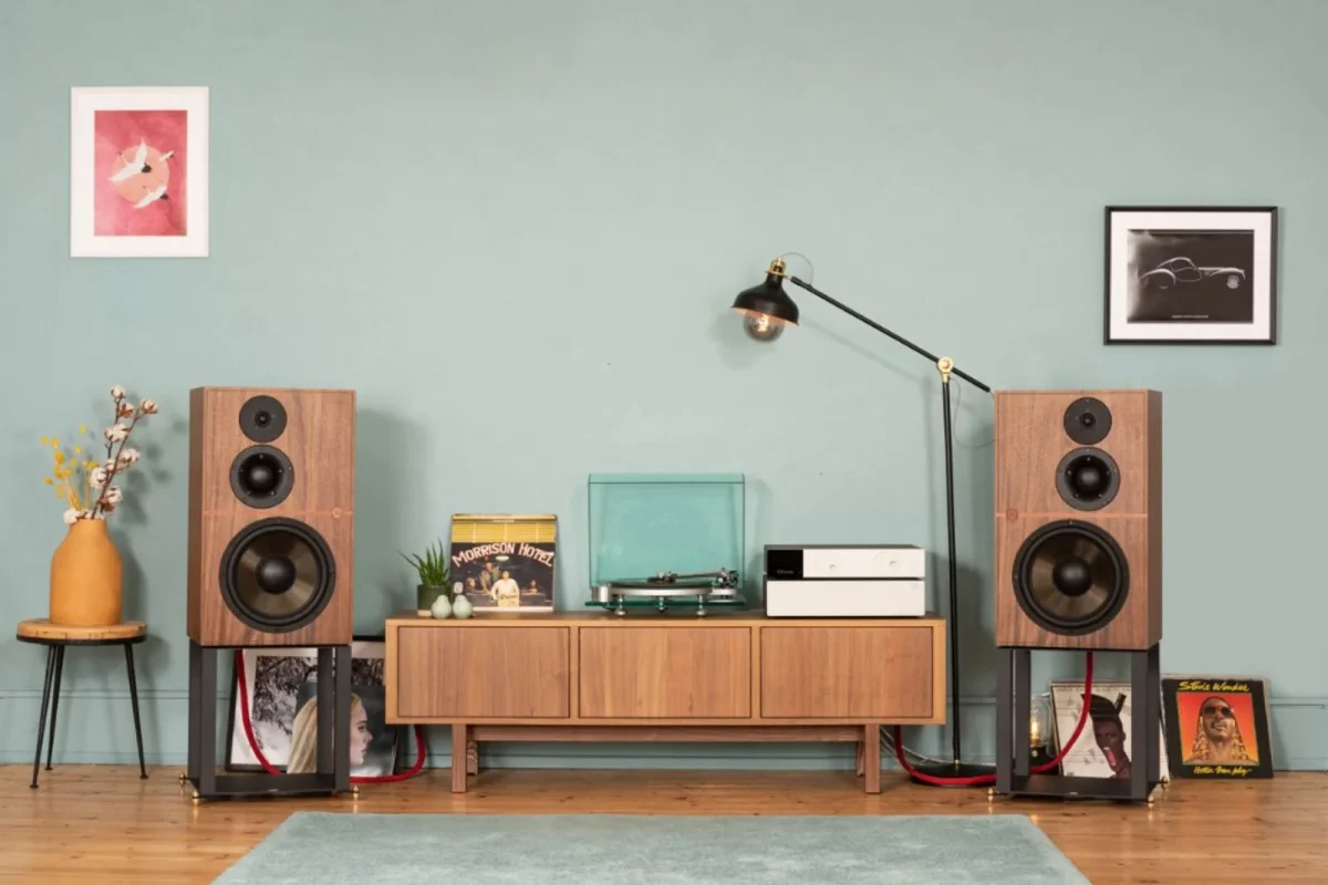 Cặp ATALANTE 5 với đĩa than, ampli và đĩa vinyl trong phòng hi-fi hiện đại