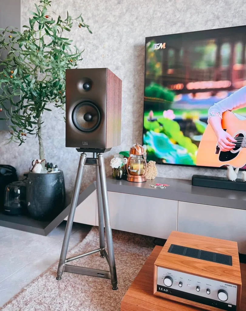 Revival Sprint 3 trên chân Solidsteel cạnh Leak Stereo 230 Quận 7