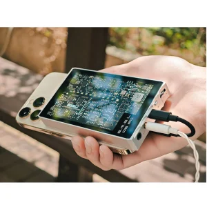 SMSL DS20 đặt trên smartphone, cắm USB-C và tai nghe, dùng portable ngoài trời