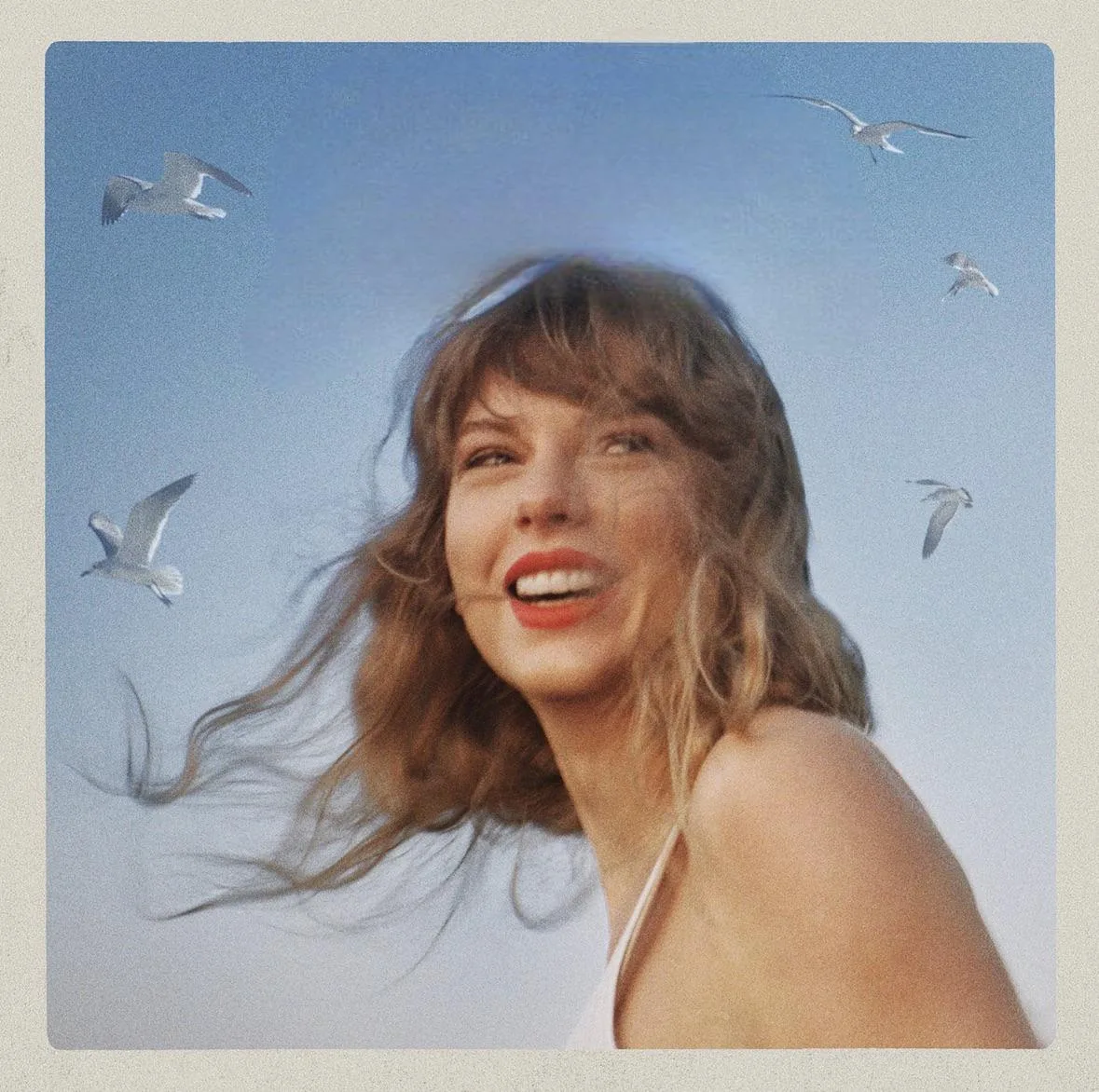 Bìa album Taylor Swift 1989 Taylor Version: Taylor cười trên nền trời xanh với hải âu