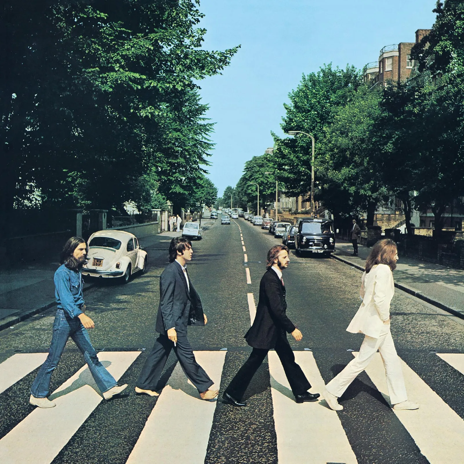Bìa album The Beatles Abbey Road 1969: bốn thành viên Beatles đi ngang qua lối sang đường Abbey Road