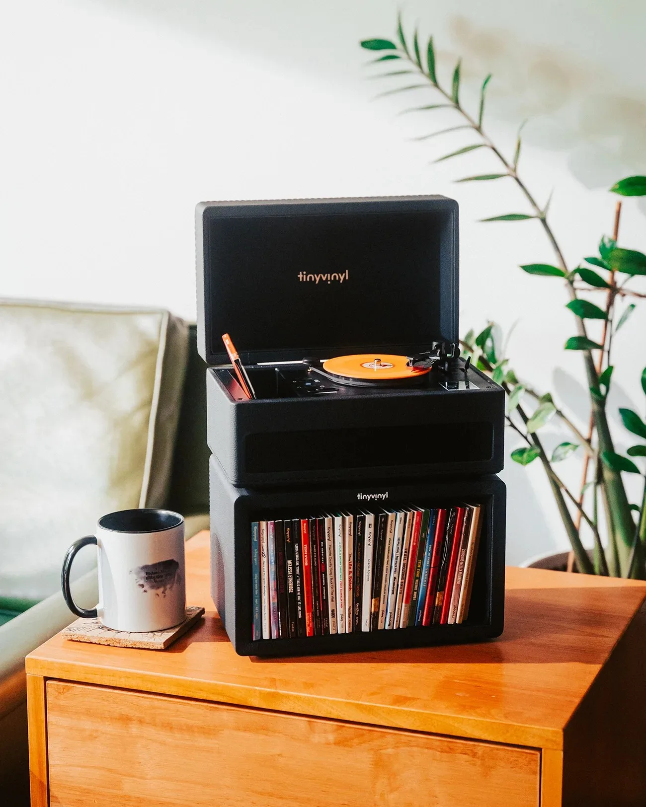 Tiny Vinyl Player xếp chồng với Crate trên bàn gỗ