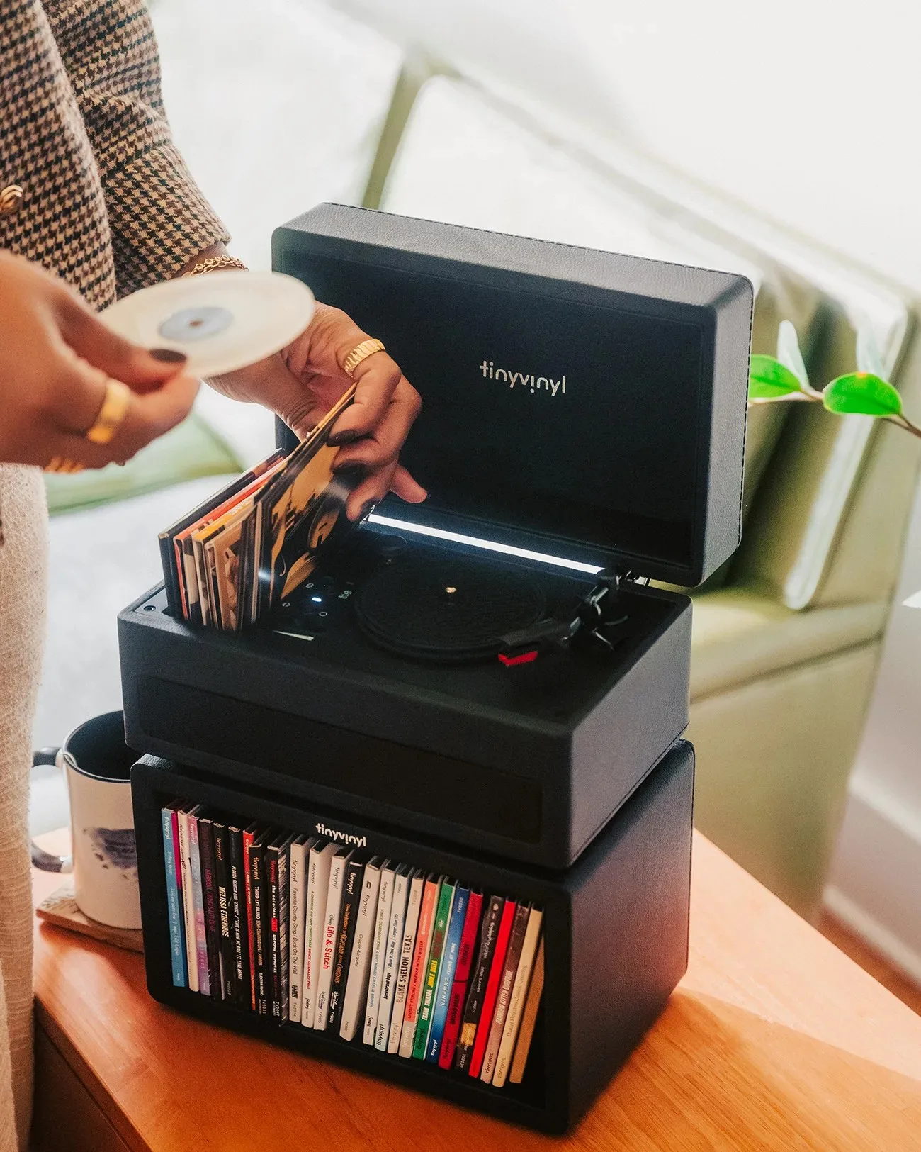 Tiny Vinyl Player mở nắp lộ tonearm và platter
