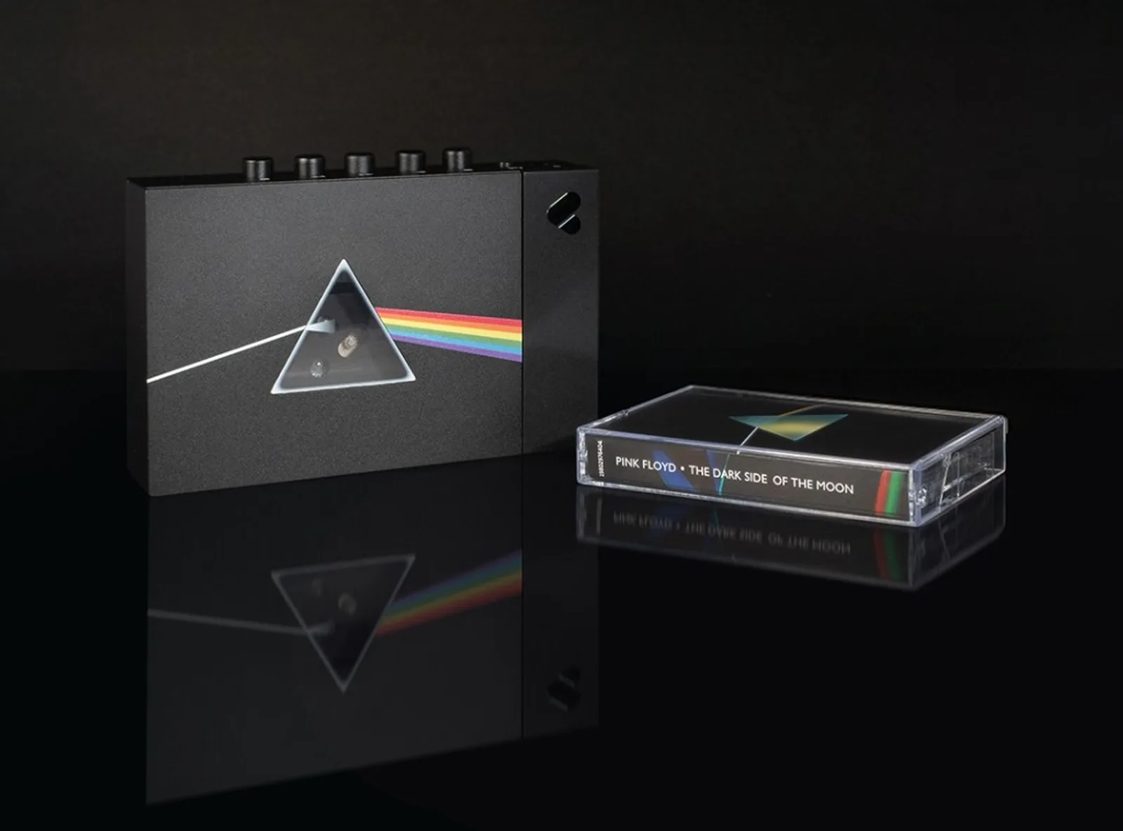 We Are Rewind WE-001 Pink Floyd Edition cạnh băng cassette Dark Side of the Moon trên nền đen phản chiếu