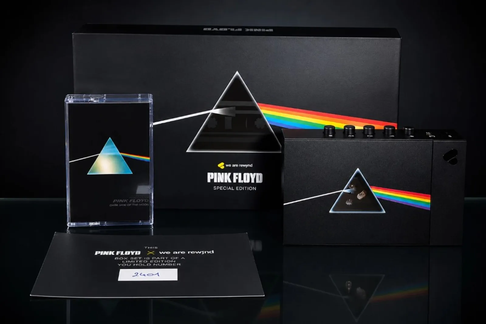Box set We Are Rewind WE-001 Pink Floyd Special Edition: máy cassette, băng Dark Side of the Moon và thẻ số limited