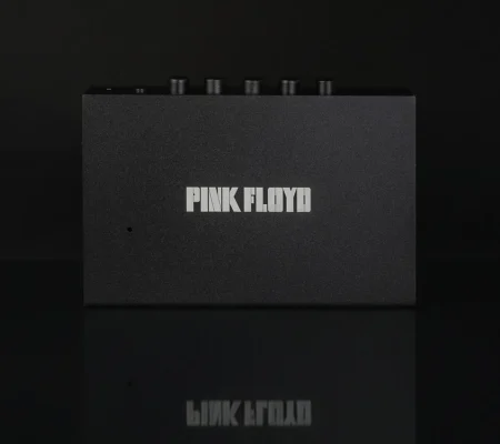 We Are Rewind WE-001 Pink Floyd Edition mặt sau chữ PINK FLOYD trắng trên nền đen mờ