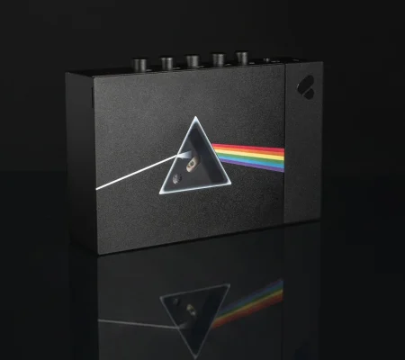 We Are Rewind WE-001 Pink Floyd Edition đen mờ với họa tiết lăng kính Dark Side of the Moon và cầu vồng