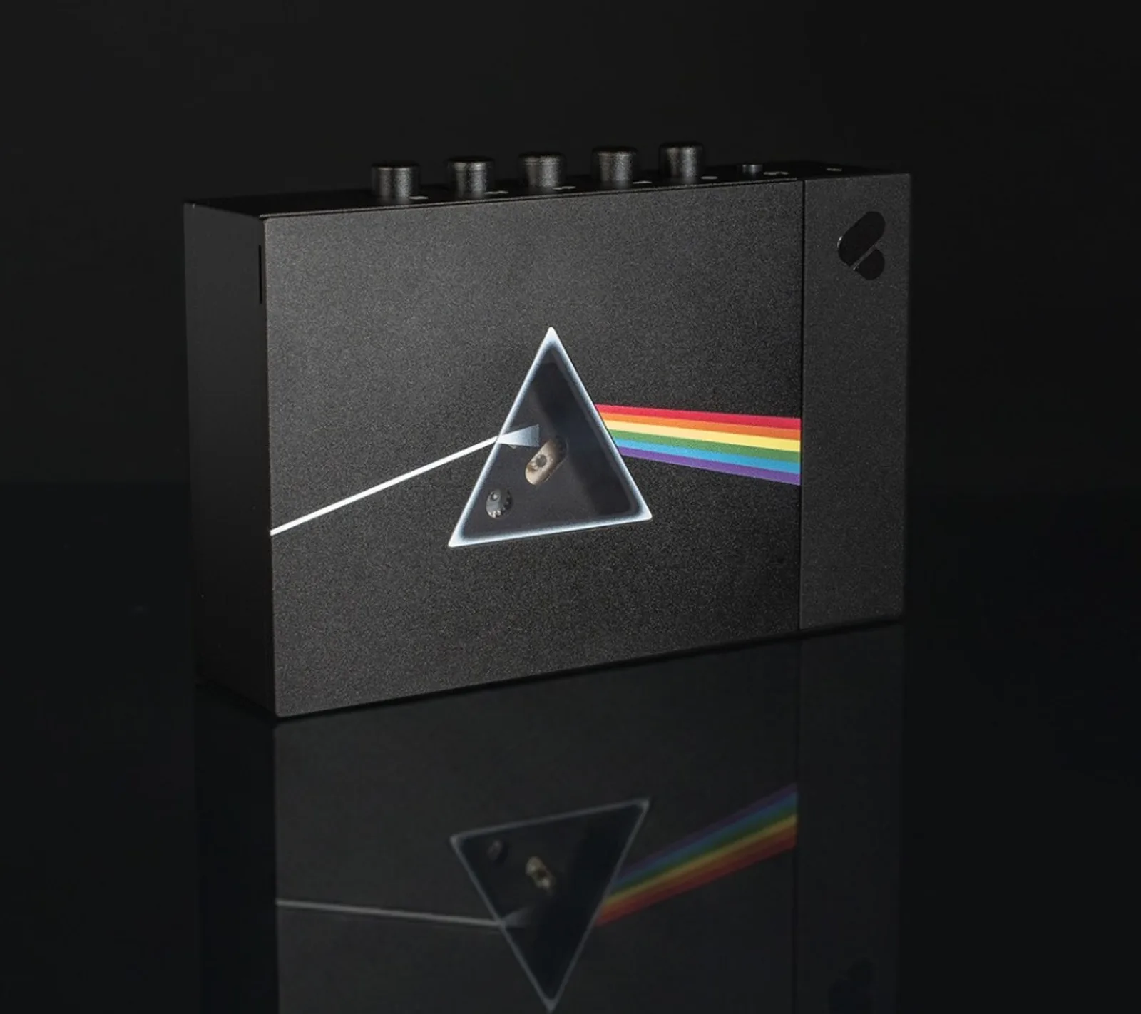 We Are Rewind WE-001 Pink Floyd Edition đen mờ với họa tiết lăng kính Dark Side of the Moon và cầu vồng