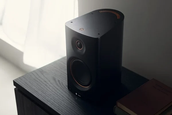 Yamaha NX-70A màu đen, mặt trước tweeter woofer viền đồng và logo Yamaha Spotify Connect