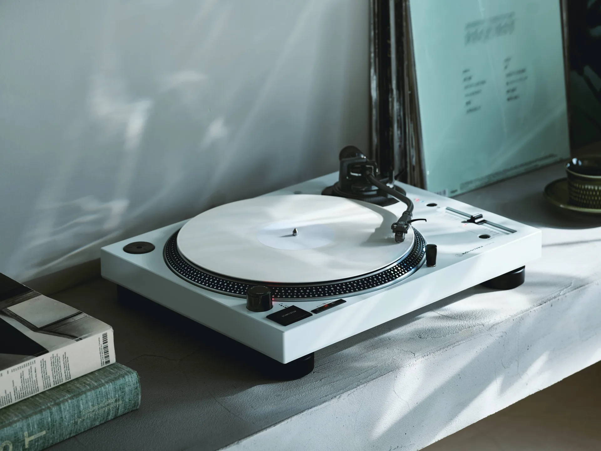 Audio-Technica AT-LP120XBT-USB White nhìn chính diện trên nền sáng
