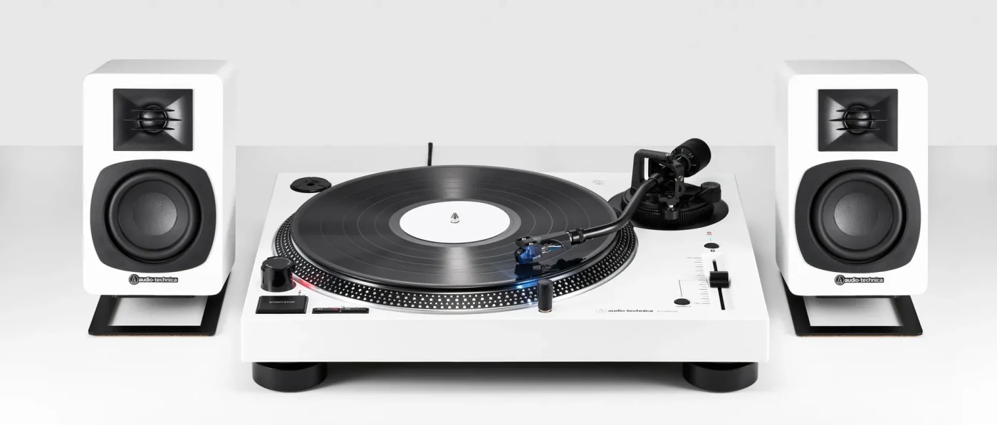 Audio-Technica AT-LP120XBT-USB màu trắng với loa AT-SP3x trắng