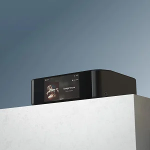 Bluesound NODE ICON anodized aluminum trên podium