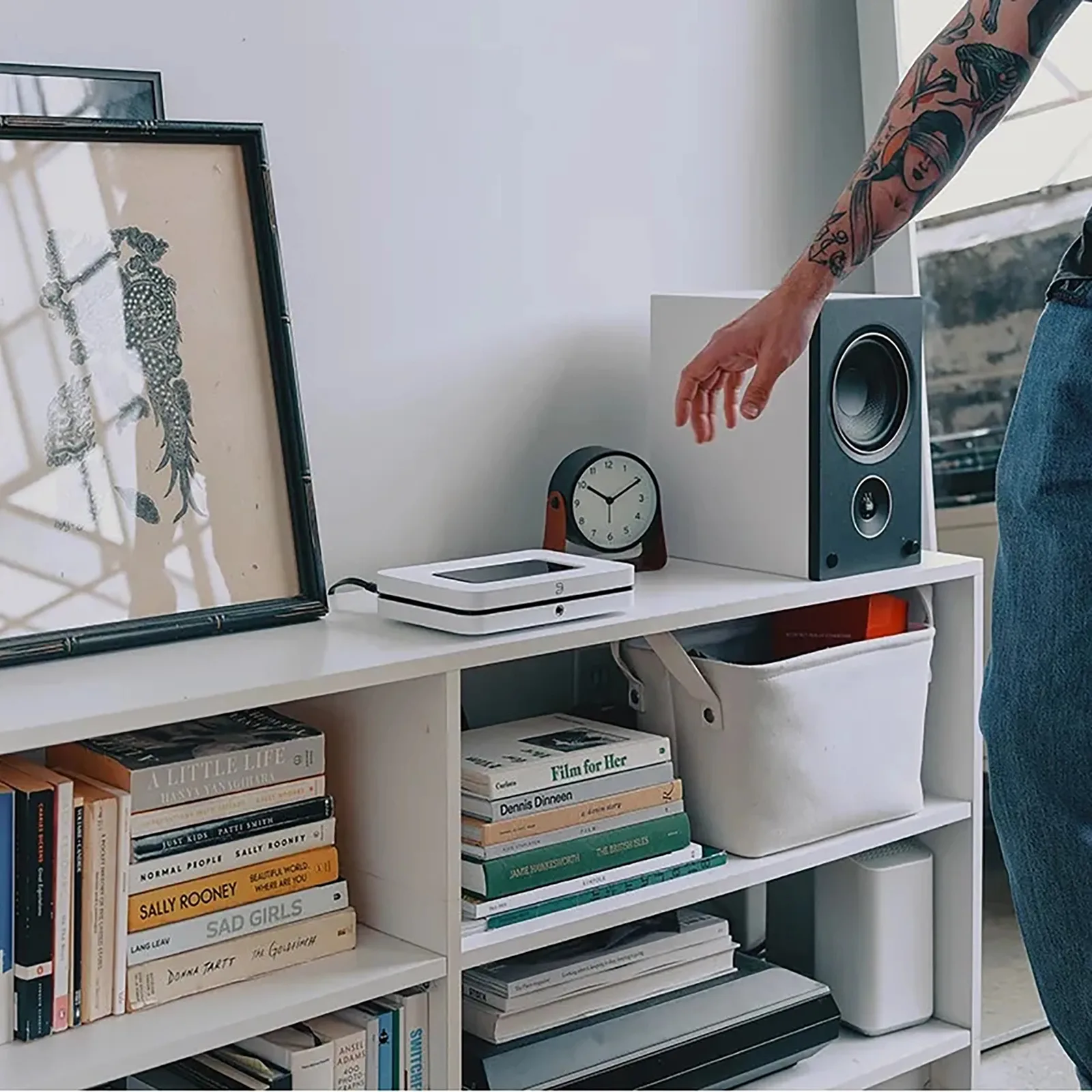 Bluesound NODE trên kệ hệ thống stereo