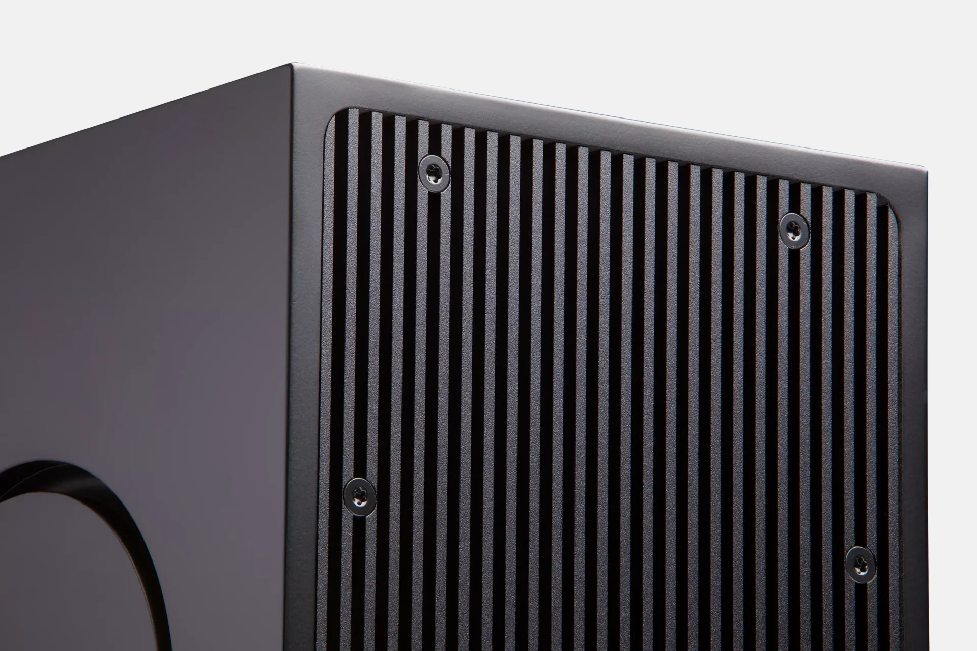 Chi tiết panel tản nhiệt gân dọc Cambridge Audio L/R M Black
