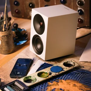 Cambridge Audio L/R S trắng trên bàn nghệ sĩ với màu vẽ