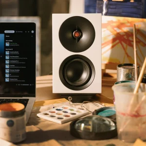 Cambridge Audio L/R S trắng trên bàn làm việc lẫn đồ họa