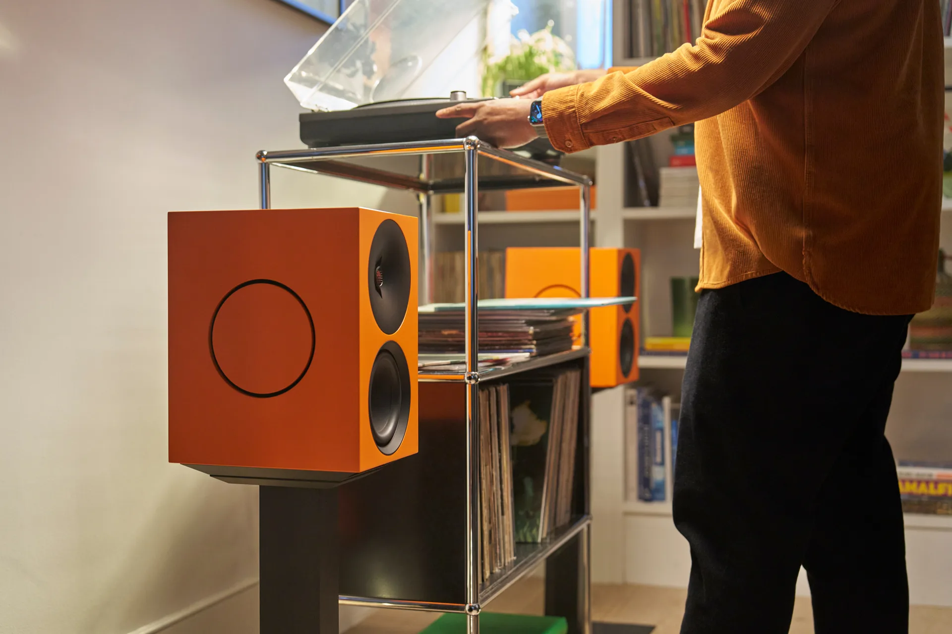 Cambridge Audio L/R X cam trên chân loa cạnh kệ vinyl và mâm đĩa than