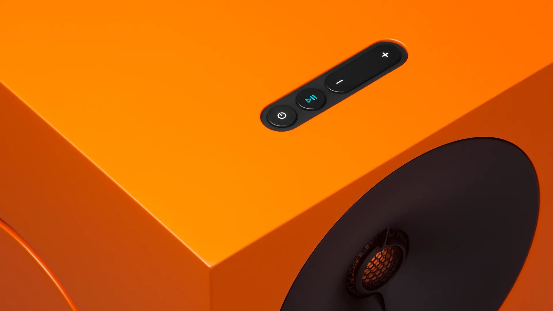 Chi tiết mặt trên Cambridge Audio L/R X cam: nút nguồn play và thanh volume