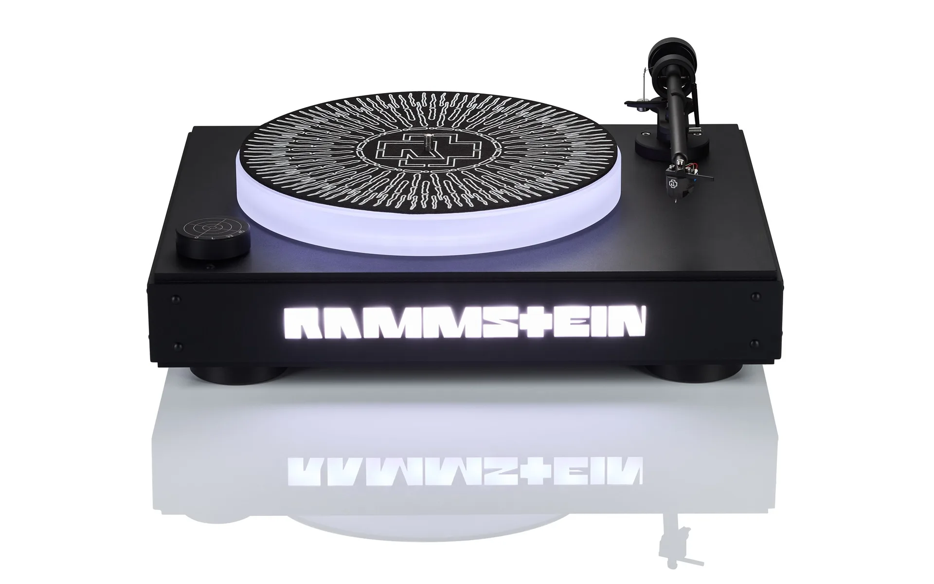 Clearaudio Rammstein Turntable và thùng gỗ handmade từ Bavarian Forest