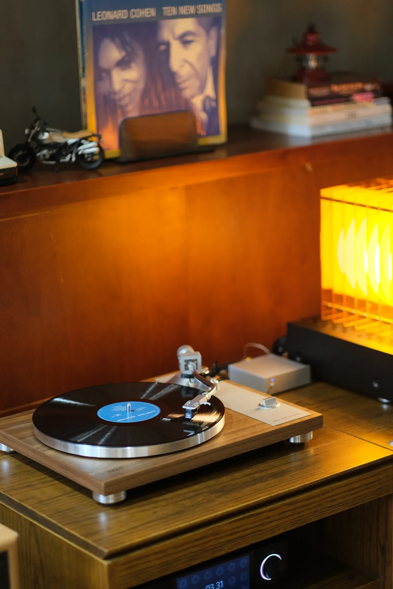 TEAC TN-4D-SE walnut trên tủ Mcabinet trong góc nghe Retro Hi-Fi