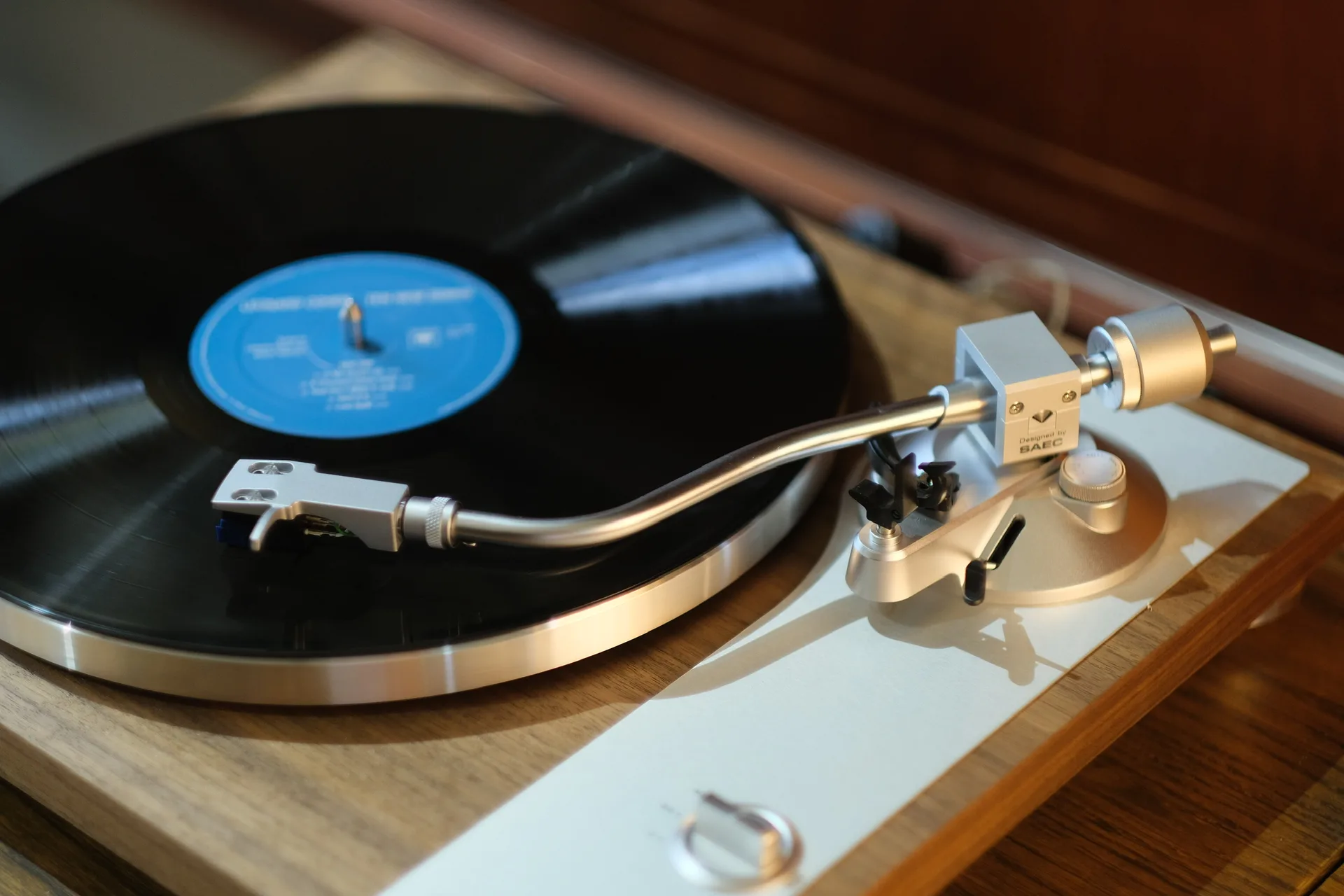 TEAC TN-4D-SE cần SAEC Designed by SAEC trên đĩa than