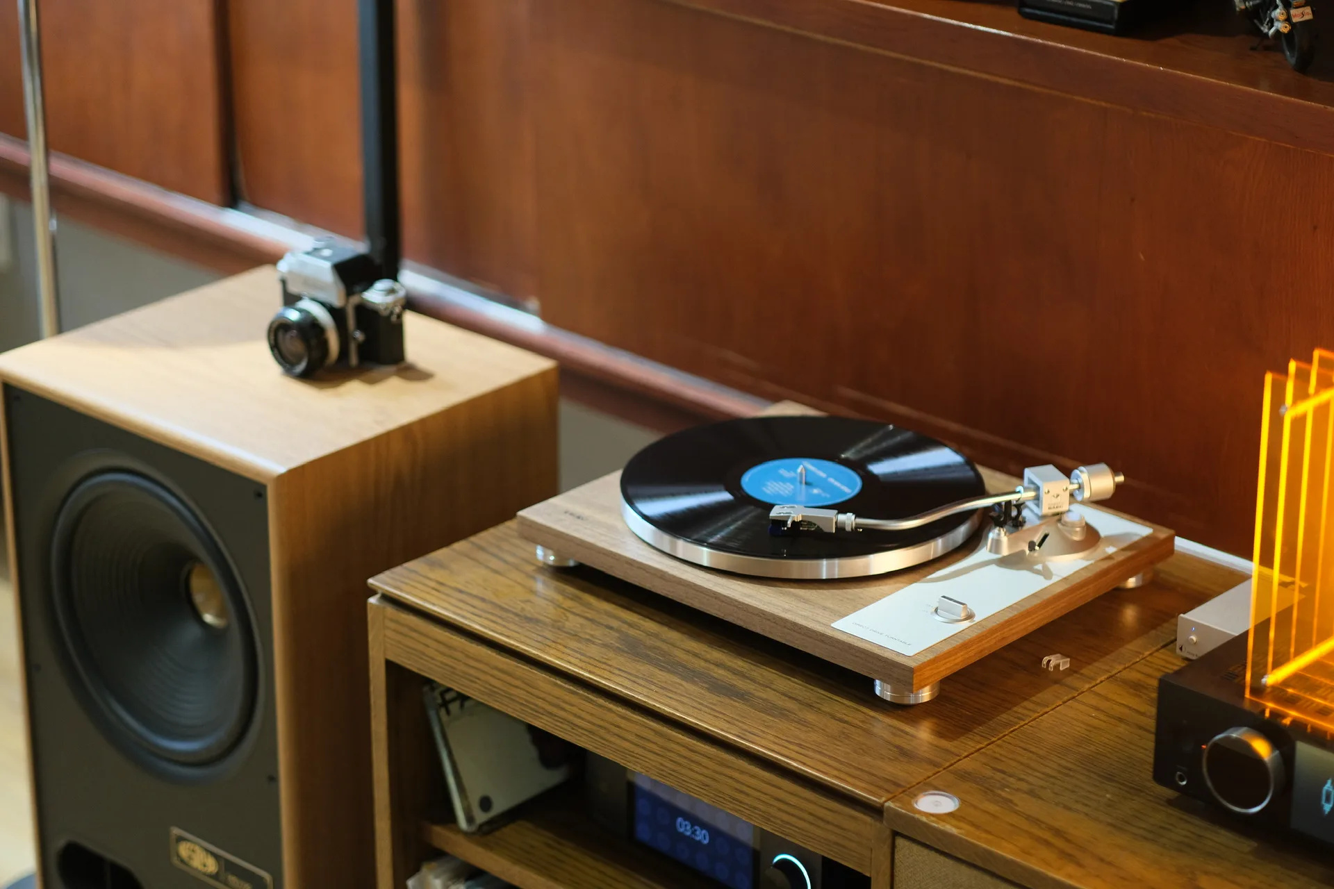 Chi tiết Onkyo Muse Y-40 và TEAC TN-4D-SE trong combo Retro Hi-Fi