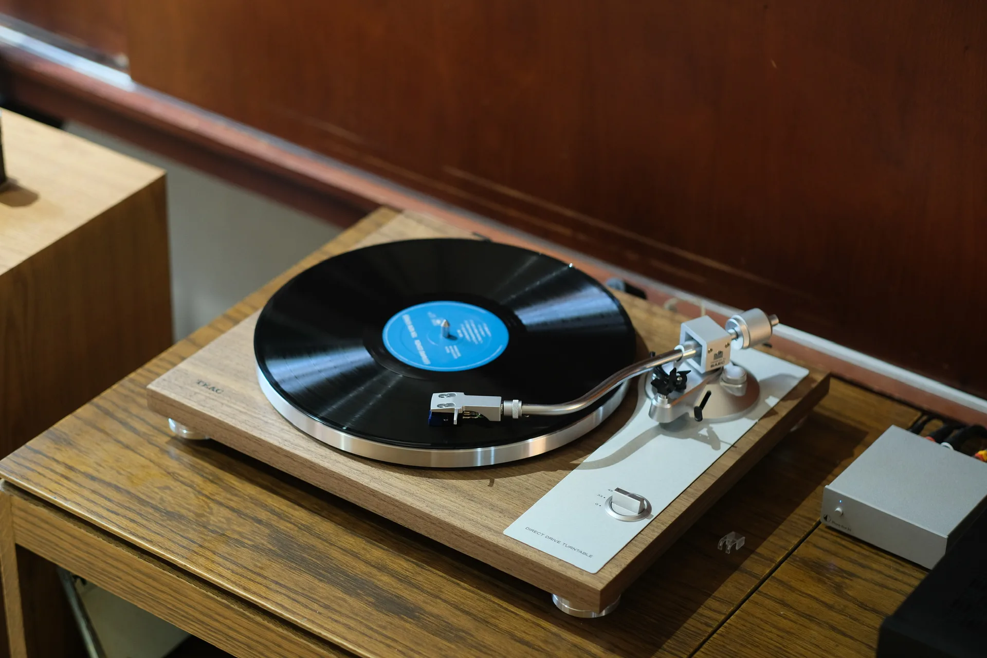 TEAC TN-4D-SE direct-drive close-up platter và nút tốc độ