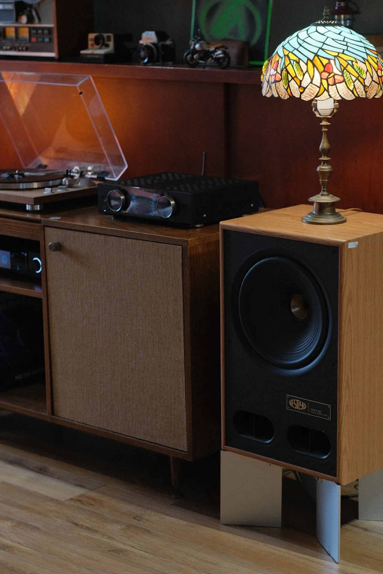 Vestlyd V12C trên chân nhôm Onkyo Muse Y-40 TEAC TN-4D-SE trên tủ M Cabinet