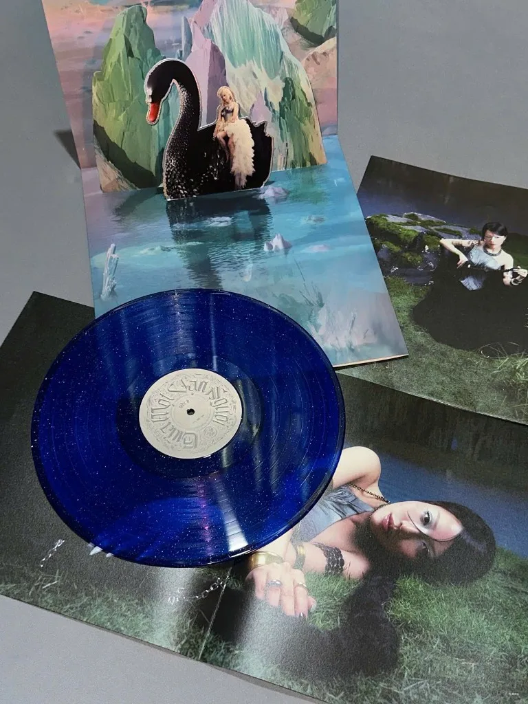 Đĩa than Giữa Một Vạn Người: vinyl xanh galaxy glitter cùng gatefold pop-up thiên nga đen