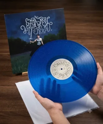Đĩa than Giữa Một Vạn Người Phùng Khánh Linh: vinyl xanh trong suốt lấp lánh glitter, nhãn Mặt A