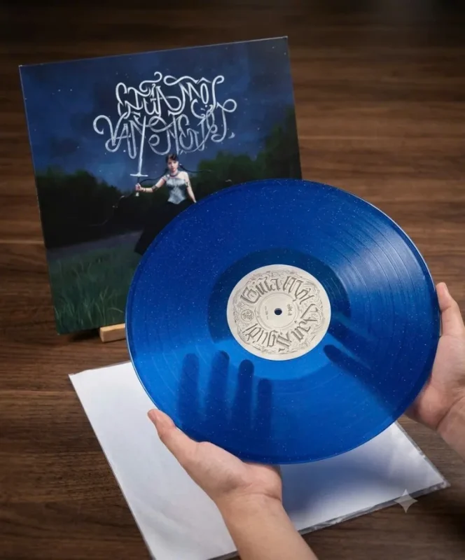 Đĩa than Giữa Một Vạn Người Phùng Khánh Linh: vinyl xanh trong suốt lấp lánh glitter, nhãn Mặt A
